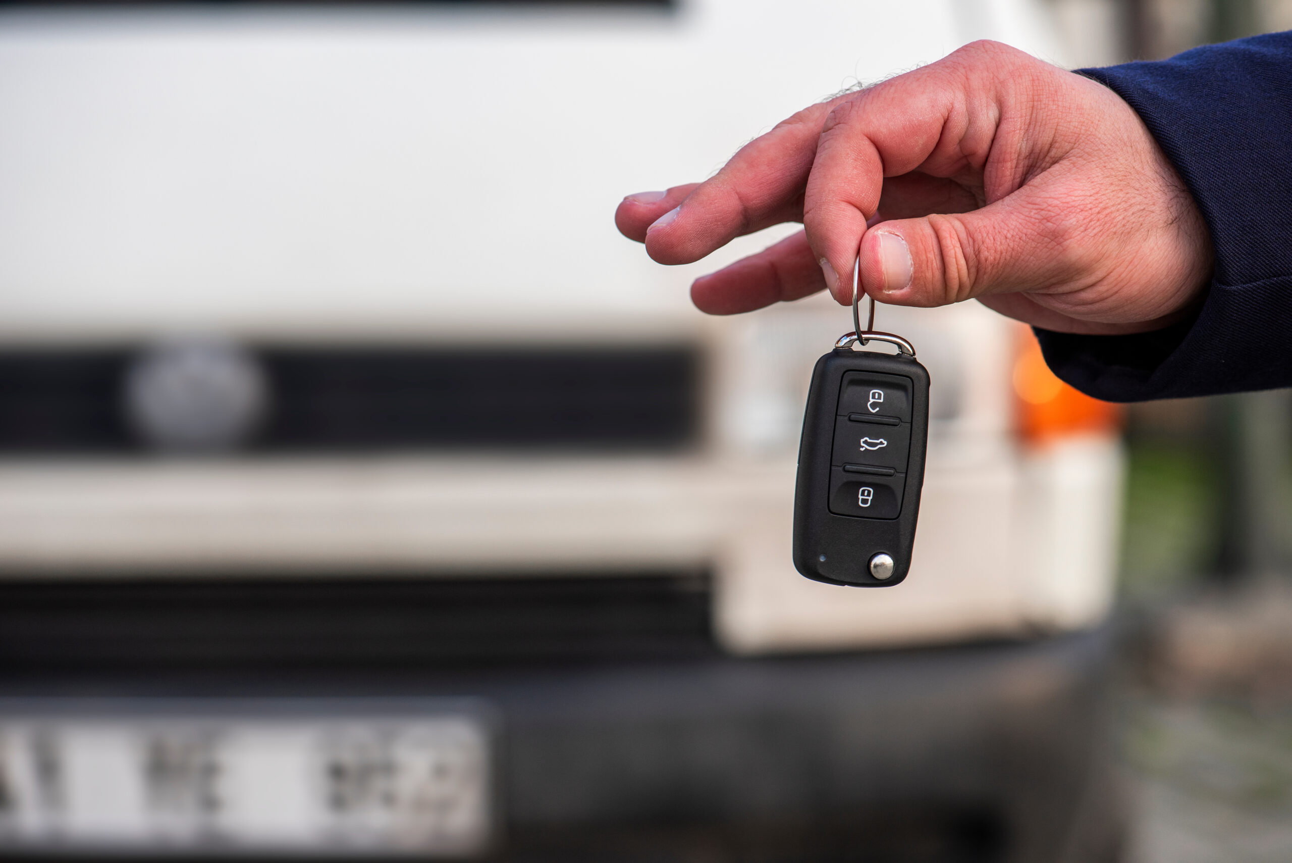 Man,Hand,Holding,A,Car,Key.,New,Car,Sell,,Auto