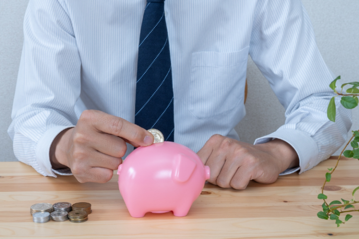 Luton-van-cost-effective-solution Businessman saving money on van leasing in Bristol