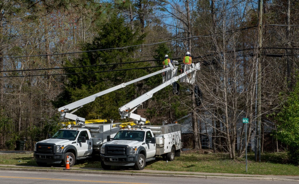 Pickup mounted cherry picker lifting platform